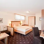 Regina Hotell 4*